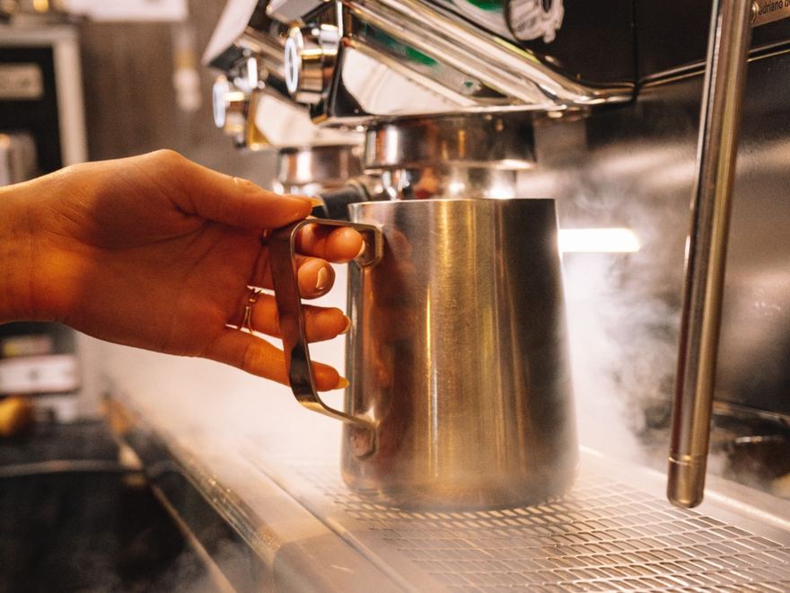 Vaporizando la leche en la barra de Kaffa
