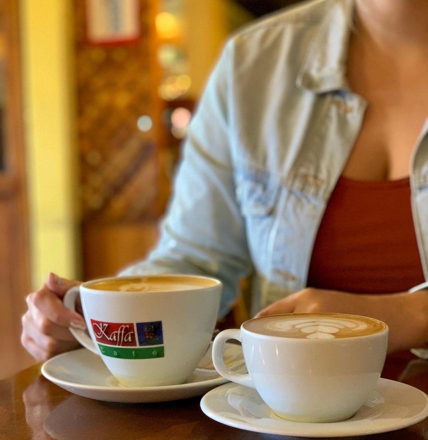 Dos tazas de café de Kaffa con arte en la leche