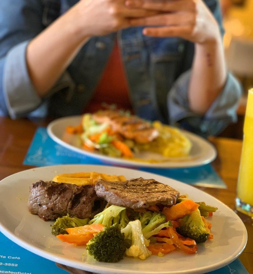 Churrasco a la parrilla con vegetales grillados