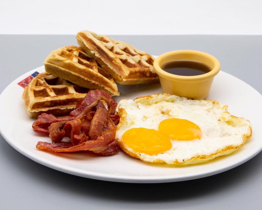 Desayuno de waffles con tocineta y huevos