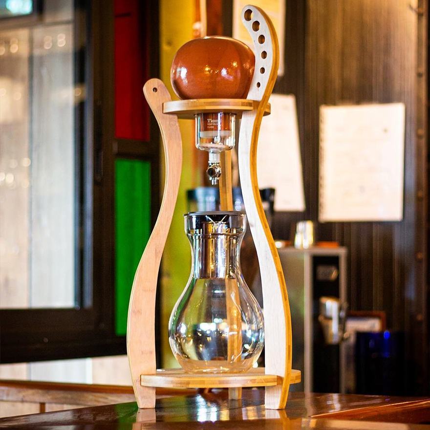 El cold brew colándose en su torre de vidrio, en la barra de Kaffa