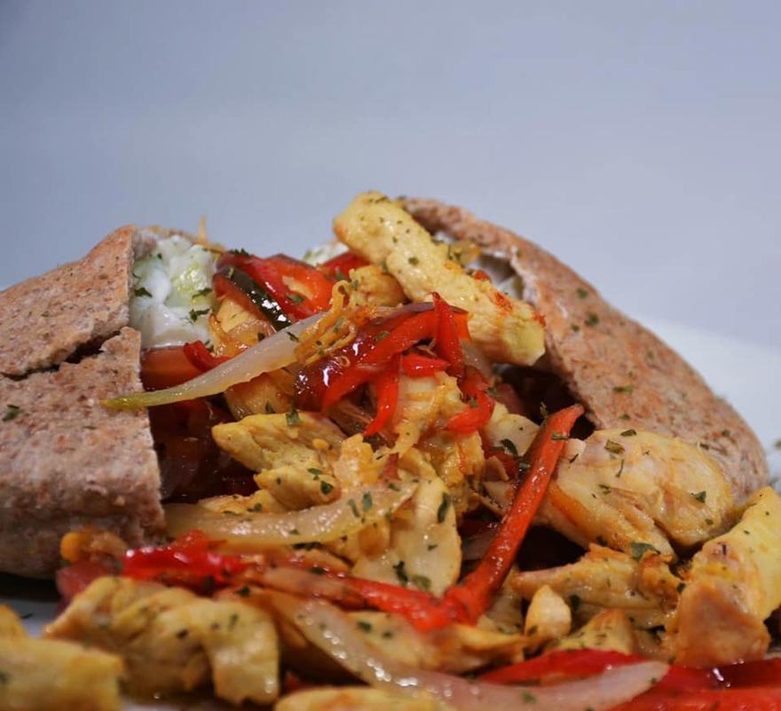 Crepa rellena de fajitas de pollo con pimientos