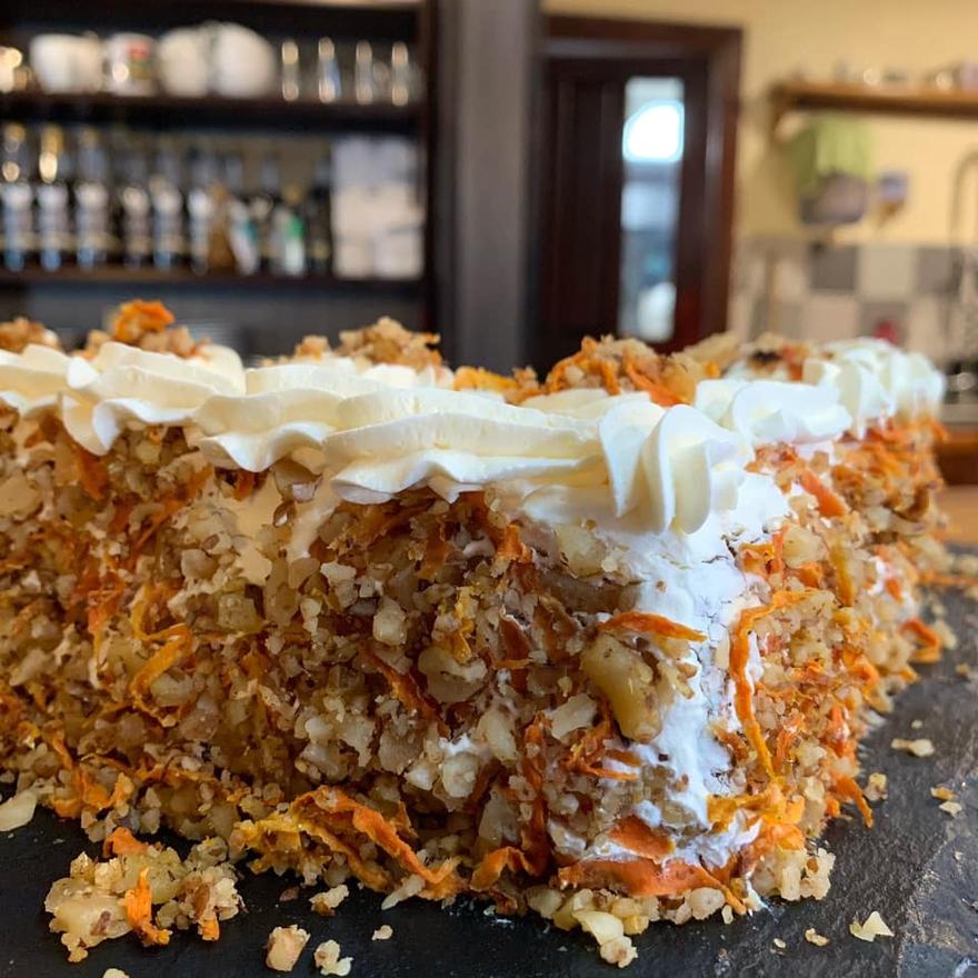 Queque de zanahoria con nueces y crema