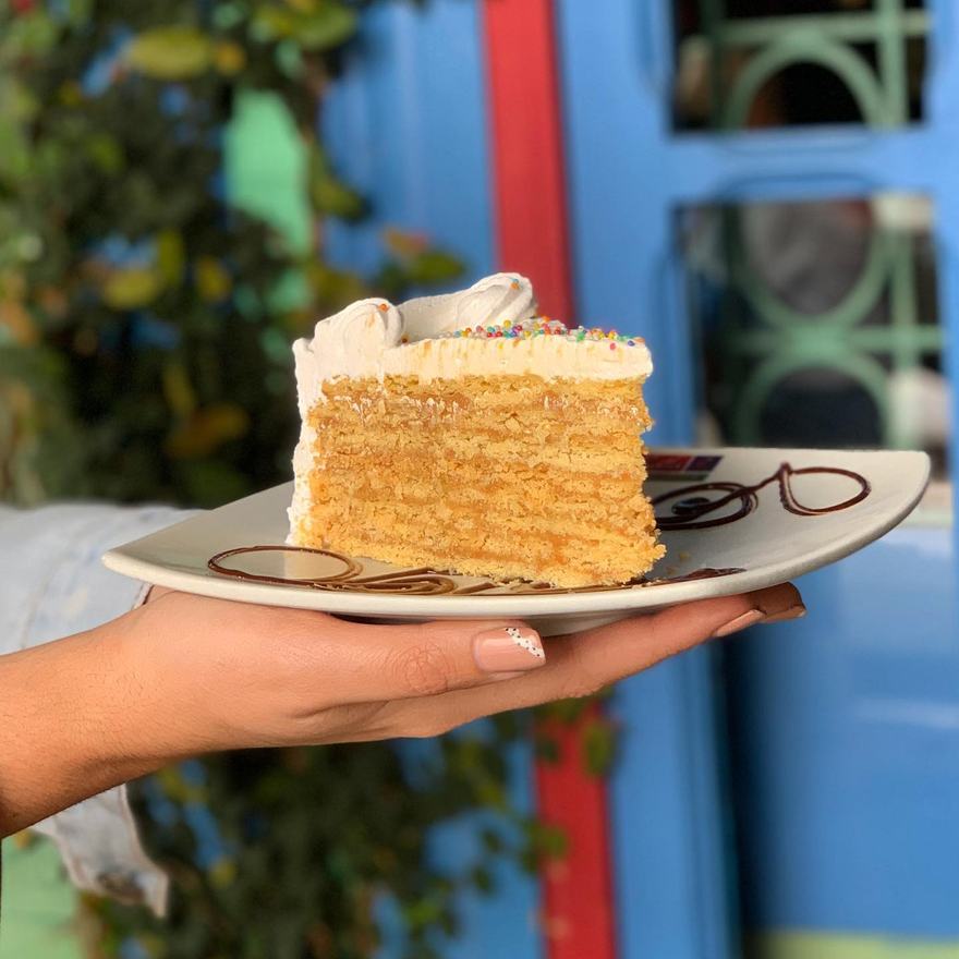 Rebanada de torta chilena servida en Kaffa Café