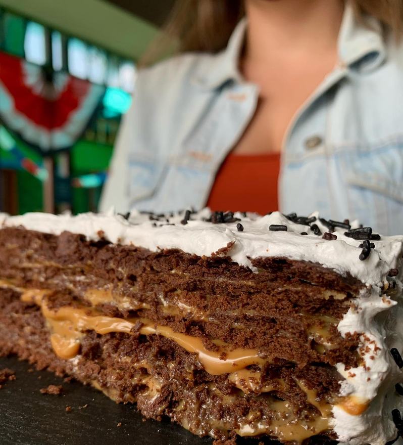 Rebanada de torta de chocolate con dulce de leche